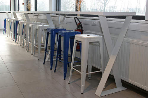 Hoge tafel, 8 meter lang, met X-frame onderstel