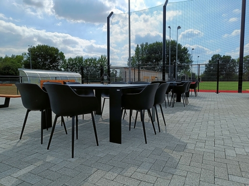 Stalen tafels, gepoedercoat zwart, afgewerkt met zwart HPL blad
