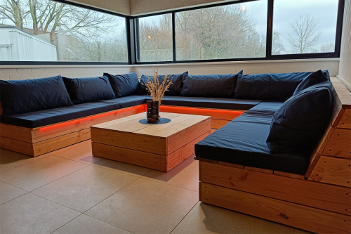 Lounge bank in douglas, maatwerk kussens en ledverlichting