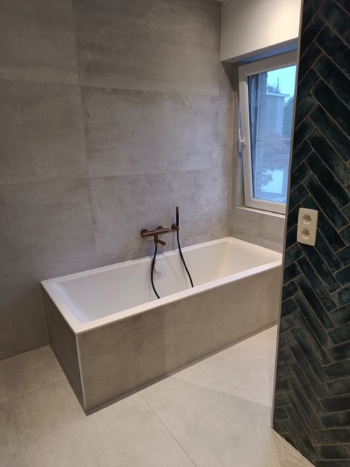 Badkamer renovatie: bad en tegelwerken