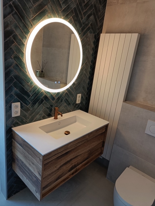 Badkamer renovatie: tegelwerken en meubel op maat