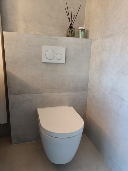 Badkamer renovatie: hangtoilet en tegelwerken