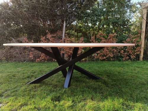 Matrix tafelpoot met ovalen blad in kerselaar.