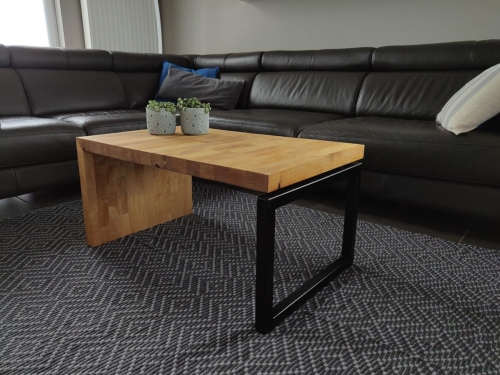 Salontafel in beuk en zwart staal.