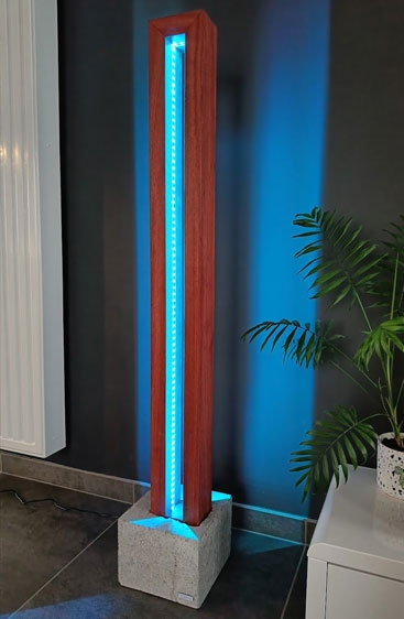 Staande lamp met meerdere kleuren leds in padoek en beton.
